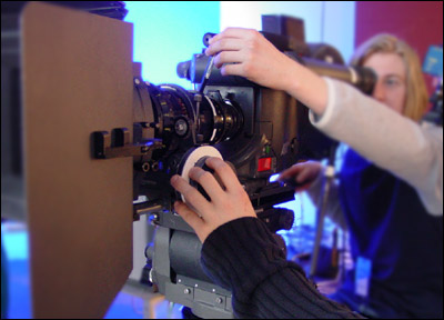 Filmkamera med b-fotograf som rattar skärpan