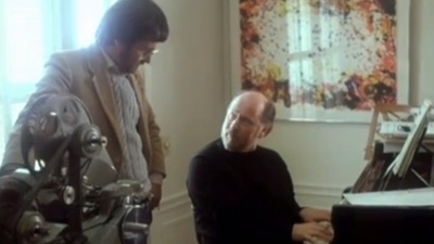 Se Steven Spielberg och John Williams komponera musiken till E.T.