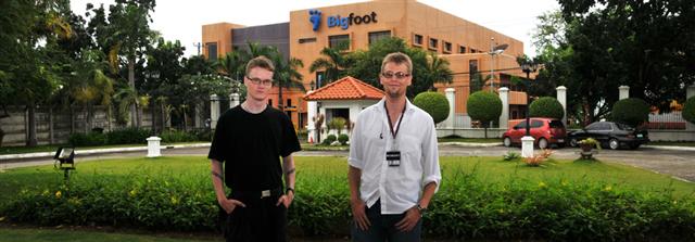 Pontus Karlsson och Robert Sarkanen vid Bigfoot Studios, Filippinerna